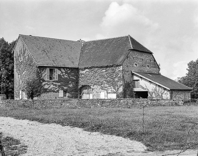 Vue rapprochée depuis le sud-est. © Dominique Dominguez / Région Bourgogne-Franche-Comté, Inventaire du patrimoine - 1981