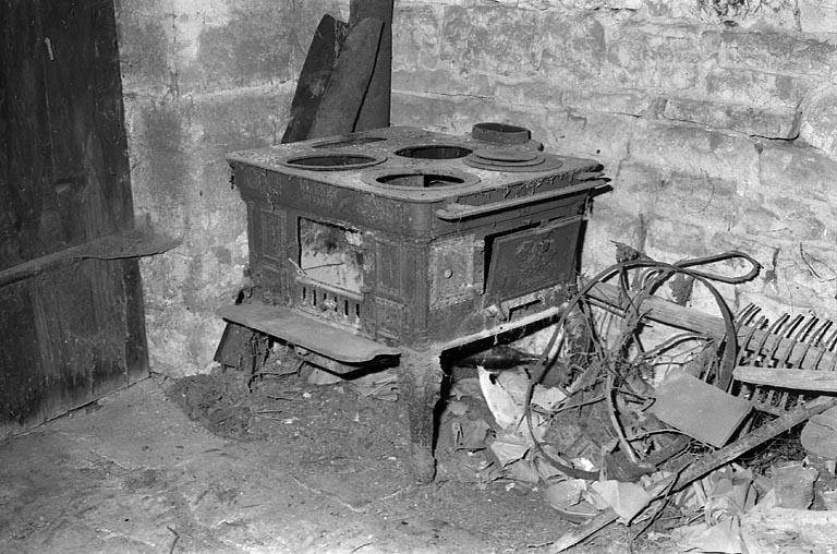 Cuisinière de série M ou MM. © Dominique Dominguez / Région Bourgogne-Franche-Comté, Inventaire du patrimoine - 1981