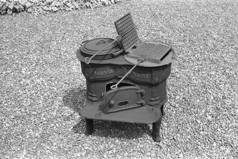 Fourneau à deux trous avec son gaufrier. © Dominique Dominguez / Région Bourgogne-Franche-Comté, Inventaire du patrimoine - 1981