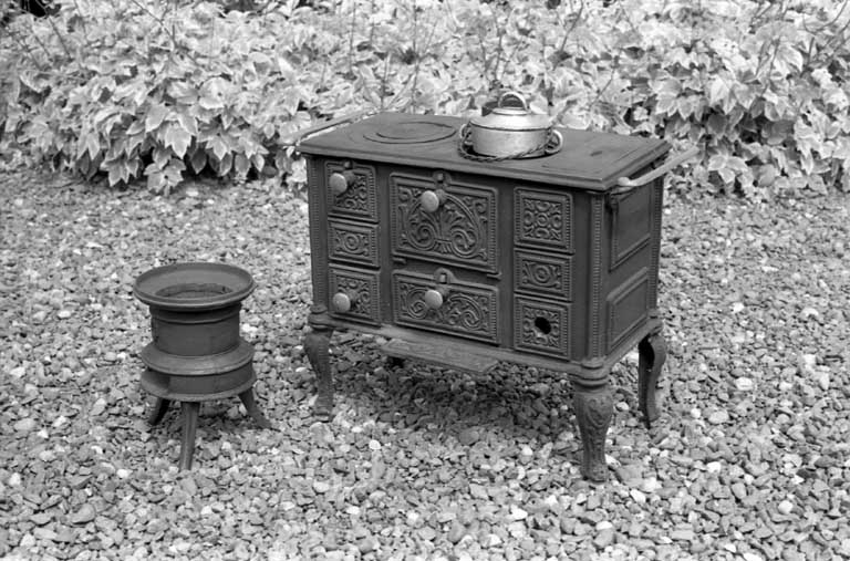 Cuisinière et réchaud miniatures (jouets). © Dominique Dominguez / Région Bourgogne-Franche-Comté, Inventaire du patrimoine - 1981
