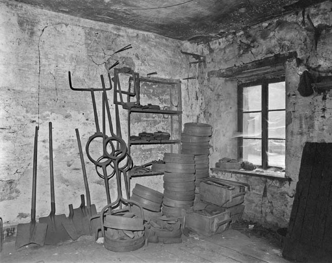 Rez-de-chaussée du magasin des modèles. Outils divers (pelles, tamis, brancards). © Dominique Dominguez / Région Bourgogne-Franche-Comté, Inventaire du patrimoine - 1981