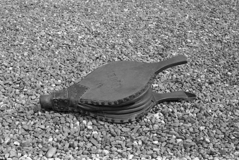 Soufflet de mouleur à main (posé à plat). © Dominique Dominguez / Région Bourgogne-Franche-Comté, Inventaire du patrimoine - 1981