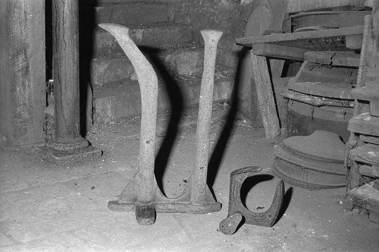 Deux modèles de col de cygne pour cordonnier. © Dominique Dominguez / Région Bourgogne-Franche-Comté, Inventaire du patrimoine - 1981