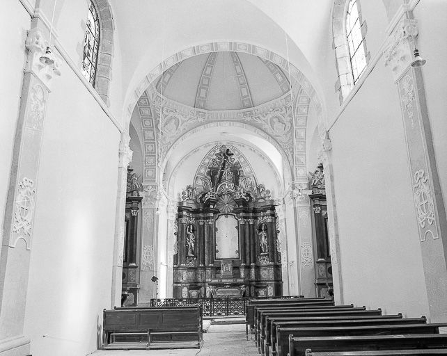 Intérieur : nef et choeur vue depuis l'entrée. © Yves Sancey / Région Bourgogne-Franche-Comté, Inventaire du patrimoine - 1981