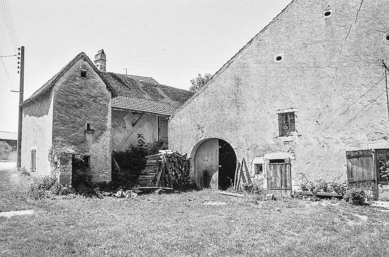 Vue de trois quarts gauche du bâtiment. © Bernard Lardière / Région Bourgogne-Franche-Comté, Inventaire du patrimoine - 1981