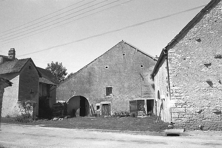 Vue du bâtiment principal de face depuis la rue. © Bernard Lardière / Région Bourgogne-Franche-Comté, Inventaire du patrimoine - 1981