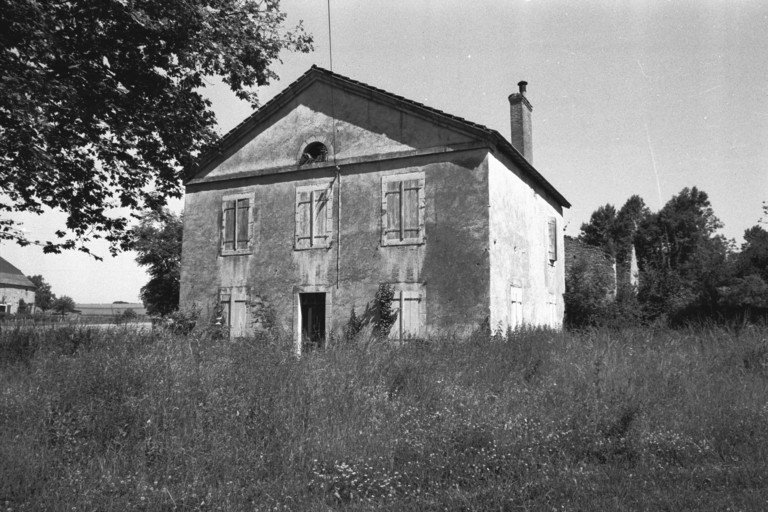 Logement patronal. Vue de trois quarts en 1981. © Bernard Lardière / Région Bourgogne-Franche-Comté, Inventaire du patrimoine - 1981