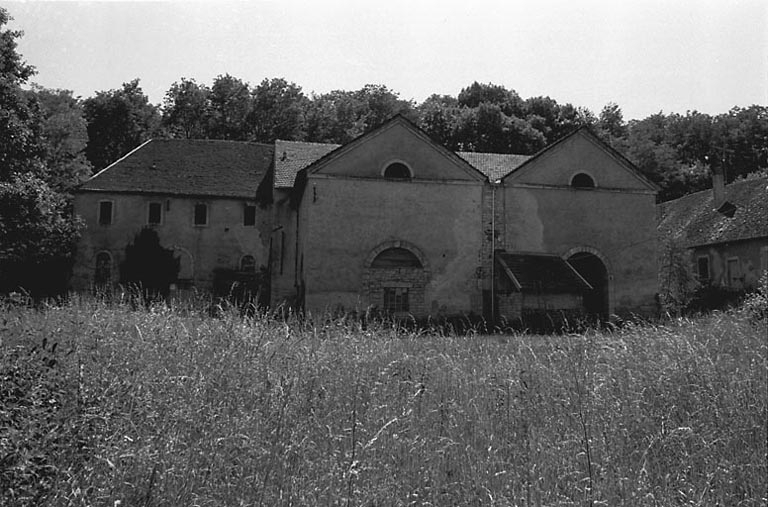 Vue d'ensemble du bâtiment des hauts fourneaux en 1981. © Bernard Lardière / Région Bourgogne-Franche-Comté, Inventaire du patrimoine - 1981