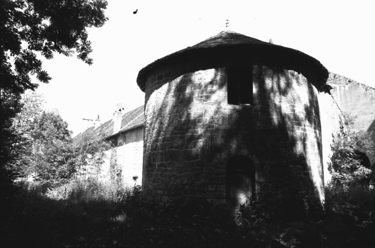 Tour d'enceinte ouest en 1981. © Bernard Lardière / Région Bourgogne-Franche-Comté, Inventaire du patrimoine - 1981