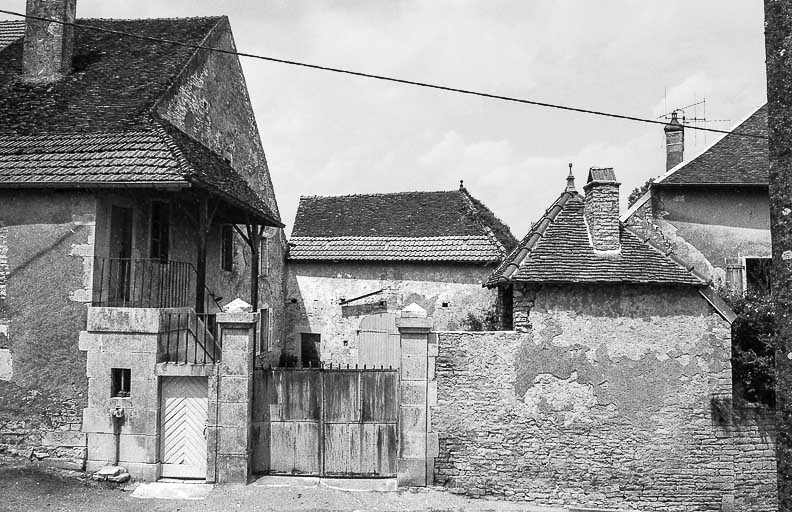 Vue du portail d'entrée. © Bernard Lardière / Région Bourgogne-Franche-Comté, Inventaire du patrimoine - 1981