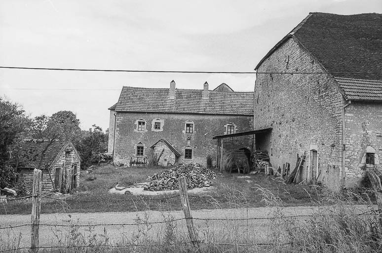 Façade postérieure sur cour. © Bernard Lardière / Région Bourgogne-Franche-Comté, Inventaire du patrimoine - 1981