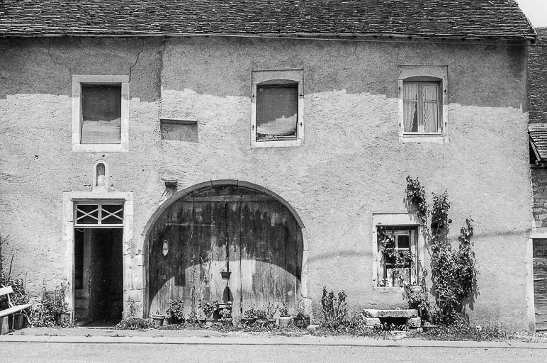 Façade principale de l'habitation. © Bernard Lardière / Région Bourgogne-Franche-Comté, Inventaire du patrimoine - 1981