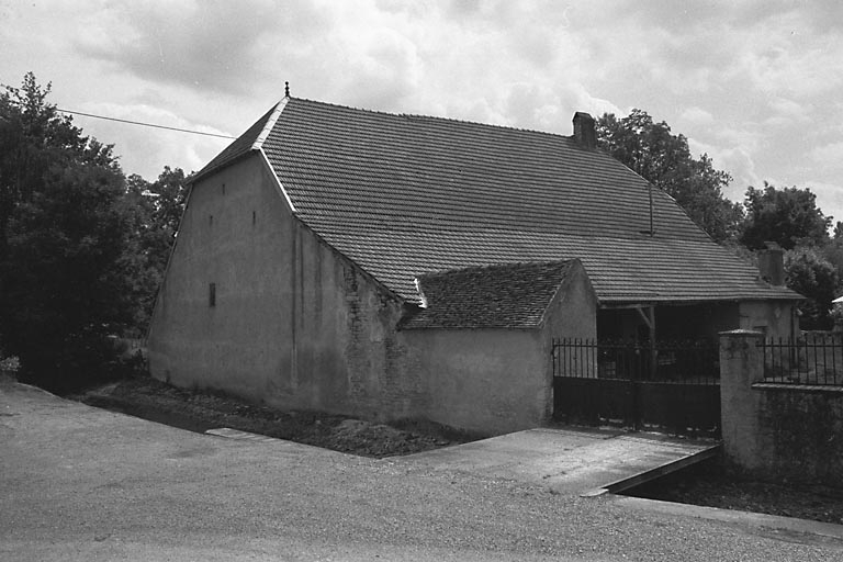 Façades antérieure et latérale gauche. © Bernard Lardière / Région Bourgogne-Franche-Comté, Inventaire du patrimoine - 1981
