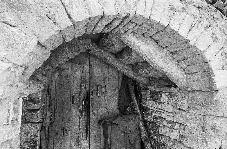Détail : porte de cave. © Bernard Lardière / Région Bourgogne-Franche-Comté, Inventaire du patrimoine - 1981