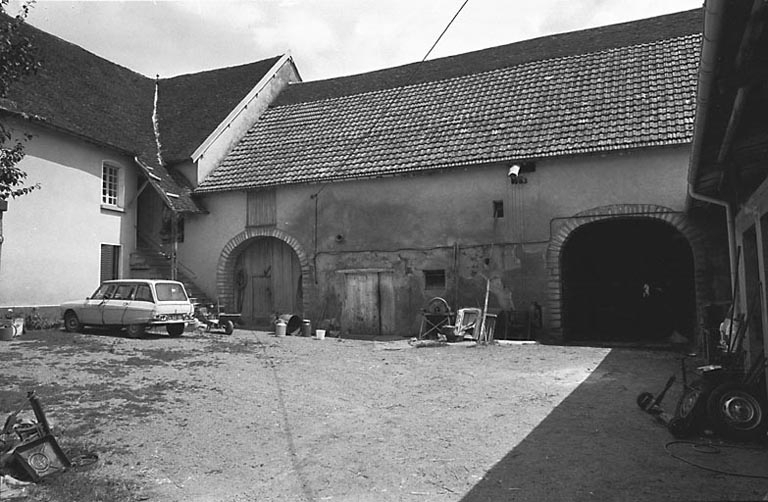 Vue des bâtiments agricoles dans la cour. © Bernard Lardière / Région Bourgogne-Franche-Comté, Inventaire du patrimoine - 1981