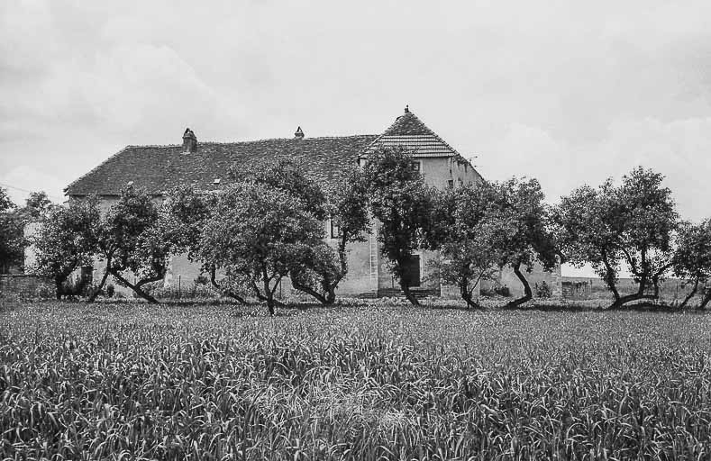 Façade postérieure du bâtiment. © Bernard Lardière / Région Bourgogne-Franche-Comté, Inventaire du patrimoine - 1981