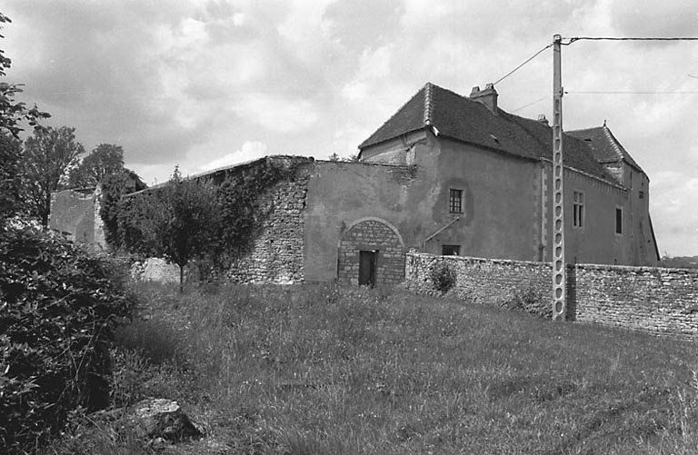 Façades postérieure et latérale droite. © Bernard Lardière / Région Bourgogne-Franche-Comté, Inventaire du patrimoine - 1981