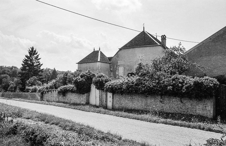 Vue d'ensemble, trois quarts gauche. © Bernard Lardière / Région Bourgogne-Franche-Comté, Inventaire du patrimoine - 1981