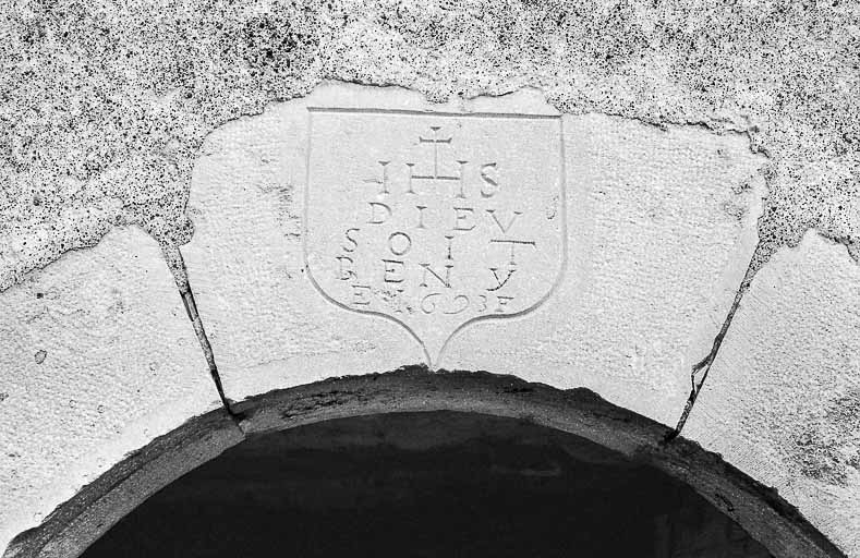 Détail de l'inscription sur porte d'écurie. © Bernard Lardière / Région Bourgogne-Franche-Comté, Inventaire du patrimoine - 1981