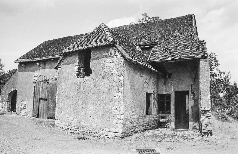 Ferme cadastrée ZD 39, située rue des Tantots : vue d'ensemble. © Bernard Lardière / Région Bourgogne-Franche-Comté, Inventaire du patrimoine - 1981
