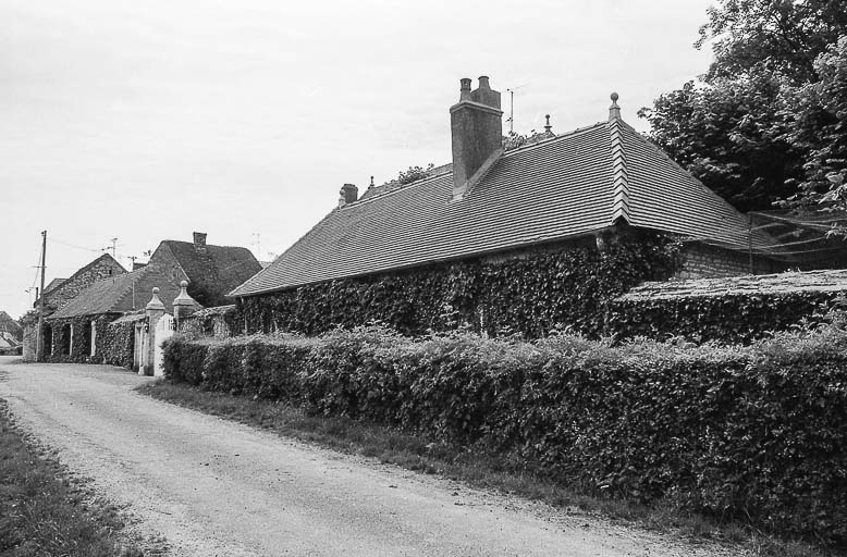 Vue d'ensemble depuis la rue. © Bernard Lardière / Région Bourgogne-Franche-Comté, Inventaire du patrimoine - 1981
