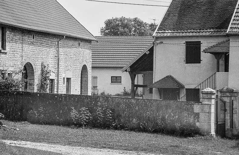 Façade antérieure. © Bernard Lardière / Région Bourgogne-Franche-Comté, Inventaire du patrimoine - 1981