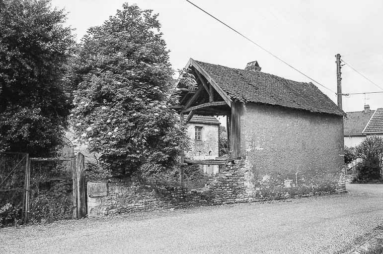 Façade postérieure de la remise. © Bernard Lardière / Région Bourgogne-Franche-Comté, Inventaire du patrimoine - 1981