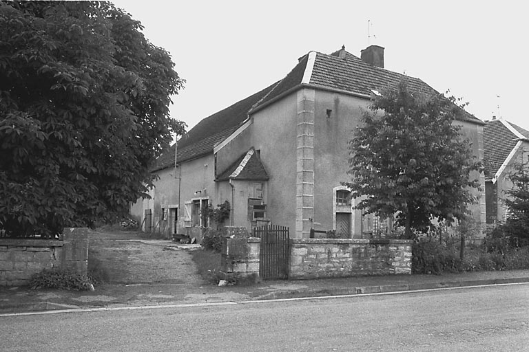 Vue du bâtiment de trois quarts gauche. © Bernard Lardière / Région Bourgogne-Franche-Comté, Inventaire du patrimoine - 1981