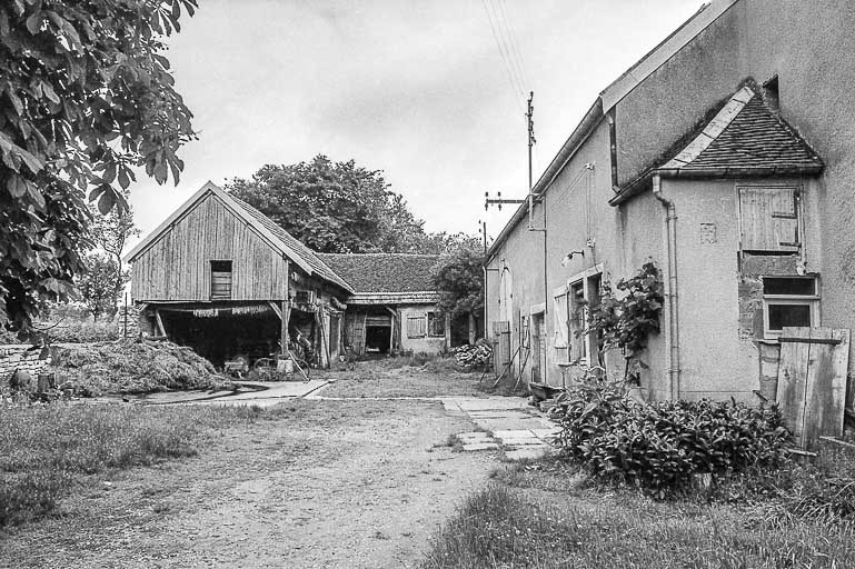 Façade antérieure des parties agricoles et hangar depuis la cour. © Bernard Lardière / Région Bourgogne-Franche-Comté, Inventaire du patrimoine - 1981