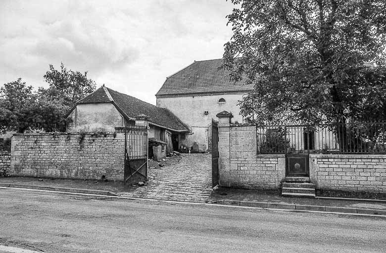 Vue de la remise située dans la cour. © Bernard Lardière / Région Bourgogne-Franche-Comté, Inventaire du patrimoine - 1981