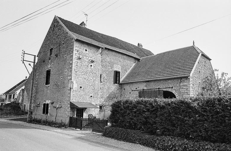 Vue d'ensemble depuis la rue. © Bernard Lardière / Région Bourgogne-Franche-Comté, Inventaire du patrimoine - 1981