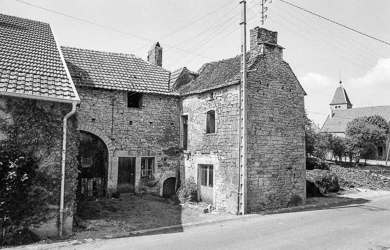 Ferme avec habitation débordante : façade antérieure. © Bernard Lardière / Région Bourgogne-Franche-Comté, Inventaire du patrimoine - 1981