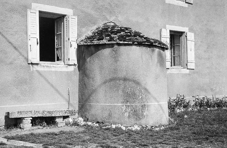 Ferme située 18 route de Pesmes : le four. © Bernard Lardière / Région Bourgogne-Franche-Comté, Inventaire du patrimoine - 1981
