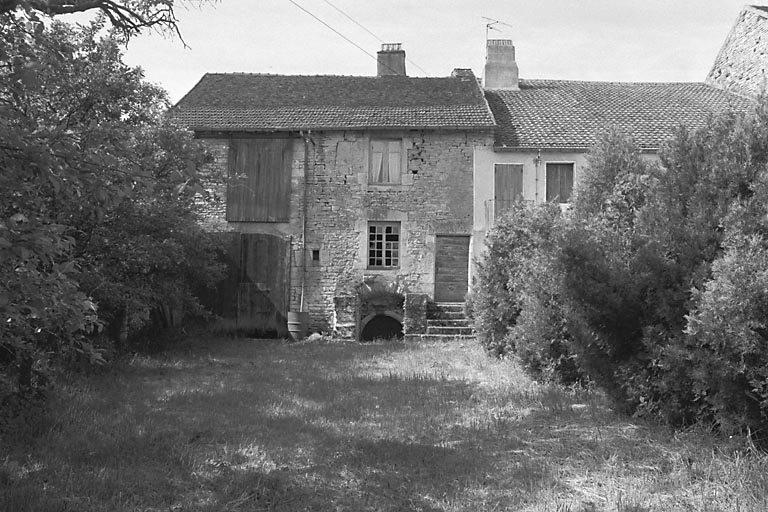 Façade antérieure sur cour. © Bernard Lardière / Région Bourgogne-Franche-Comté, Inventaire du patrimoine - 1981