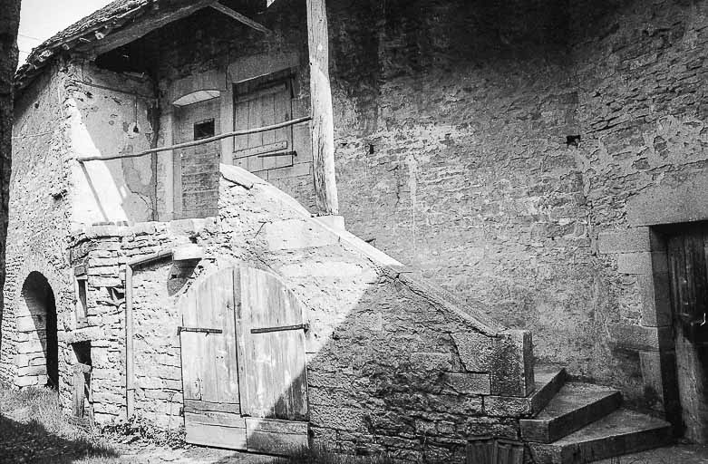 L'habitation, à gauche dans la cour. © Bernard Lardière / Région Bourgogne-Franche-Comté, Inventaire du patrimoine - 1981