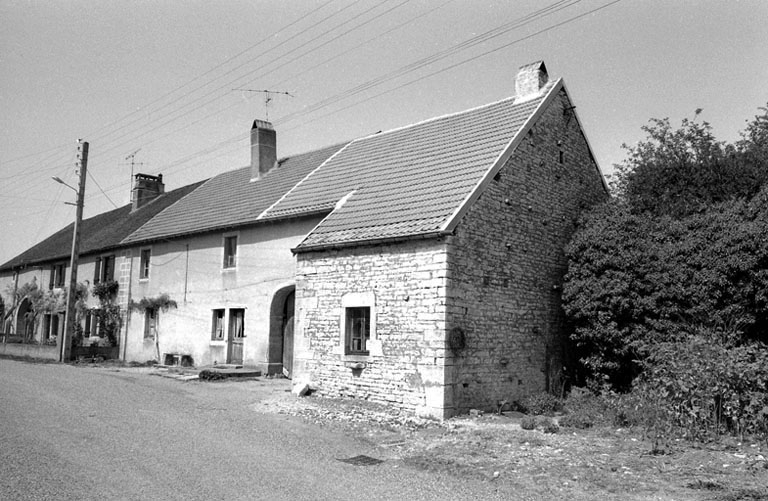 Vue de trois quarts droit. © Bernard Lardière / Région Bourgogne-Franche-Comté, Inventaire du patrimoine - 1981