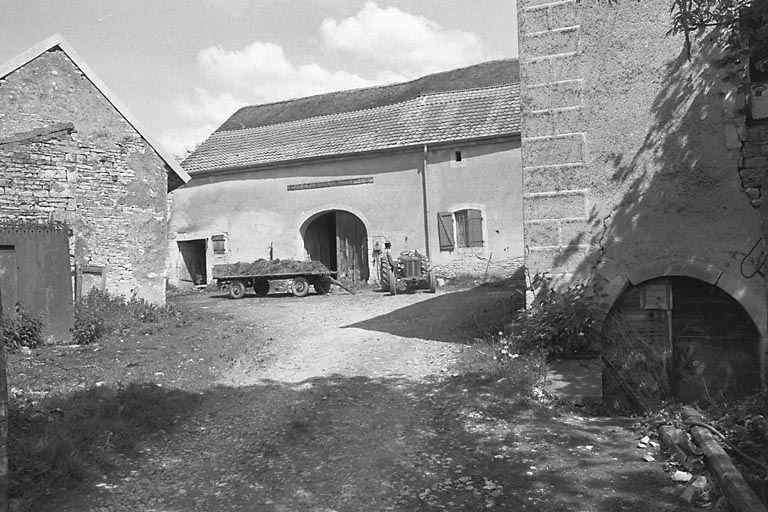 Vue des parties agricoles depuis la cour. © Bernard Lardière / Région Bourgogne-Franche-Comté, Inventaire du patrimoine - 1981