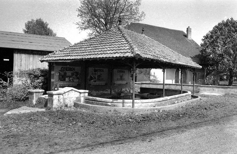 Vue d'ensemble, trois quarts gauche. © Bernard Lardière / Région Bourgogne-Franche-Comté, Inventaire du patrimoine - 1981