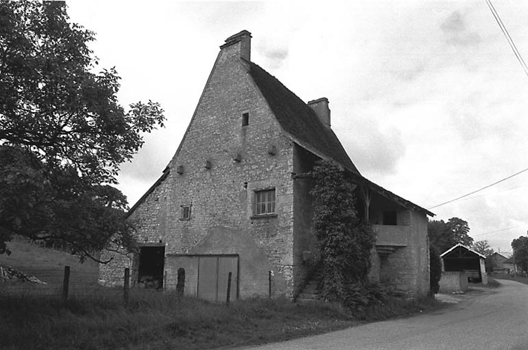 Façades antérieure et latérale gauche. © Bernard Lardière / Région Bourgogne-Franche-Comté, Inventaire du patrimoine - 1981