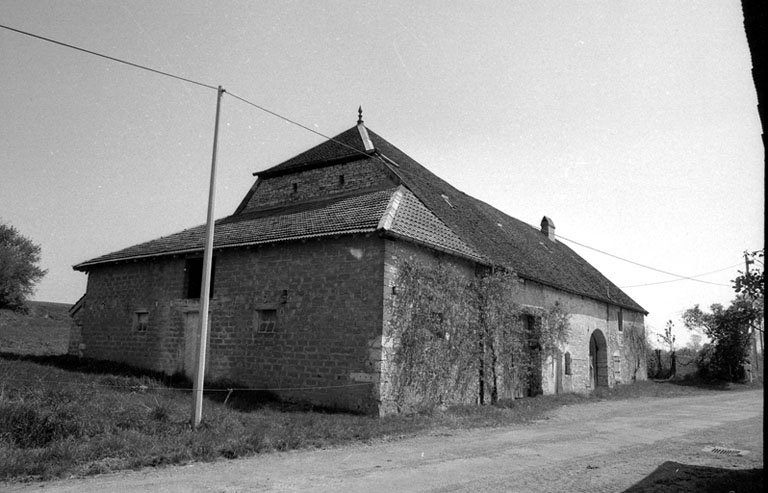 Vue de trois quarts gauche. © Bernard Lardière / Région Bourgogne-Franche-Comté, Inventaire du patrimoine - 1981