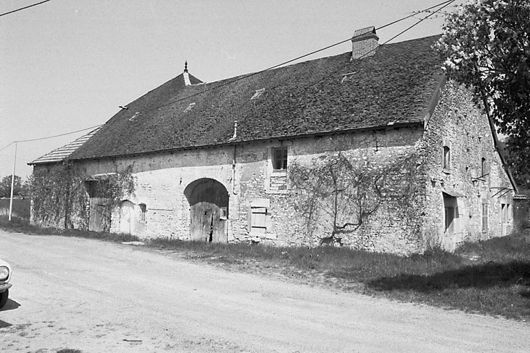 Vue de trois quarts droit. © Bernard Lardière / Région Bourgogne-Franche-Comté, Inventaire du patrimoine - 1981