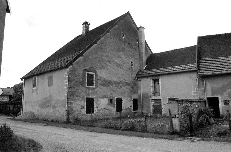 Façades postérieures et latérales droite. © Bernard Lardière / Région Bourgogne-Franche-Comté, Inventaire du patrimoine - 1981