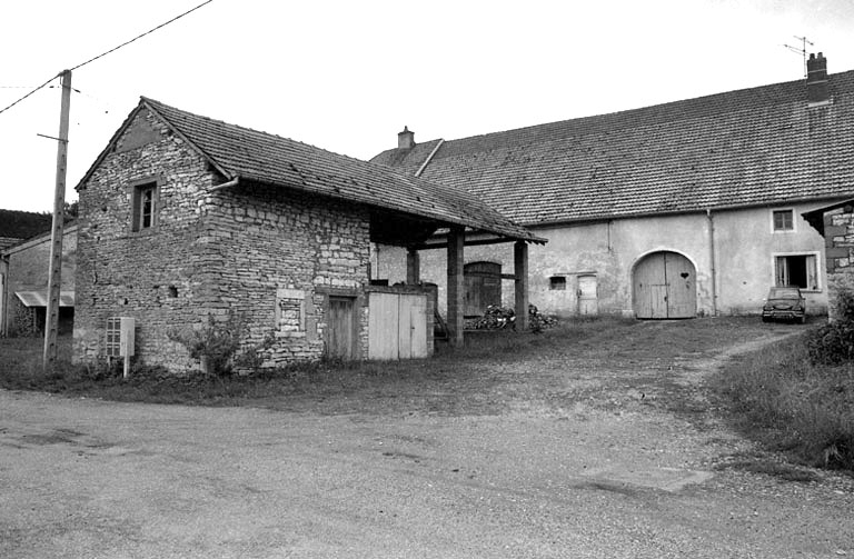 Ferme cadastrée 1941 A6 808, située rue de la Fontaine : vue de la remise et de la partie droite. © Bernard Lardière / Région Bourgogne-Franche-Comté, Inventaire du patrimoine - 1981
