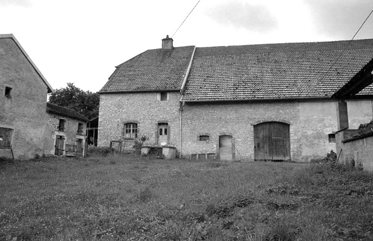 Ferme cadastrée 1941 A6 808, située rue de la Fontaine : vue de la partie gauche. © Bernard Lardière / Région Bourgogne-Franche-Comté, Inventaire du patrimoine - 1981