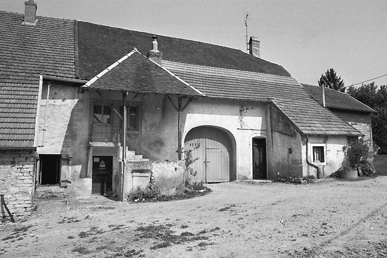 Façade antérieure : vue rapprochée. © Bernard Lardière / Région Bourgogne-Franche-Comté, Inventaire du patrimoine - 1981