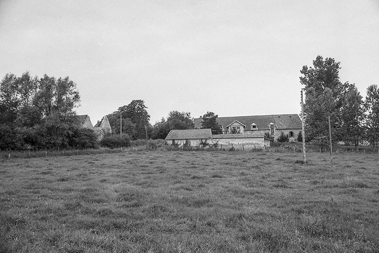 Vue d'ensemble depuis la route. © Bernard Lardière / Région Bourgogne-Franche-Comté, Inventaire du patrimoine - 1981