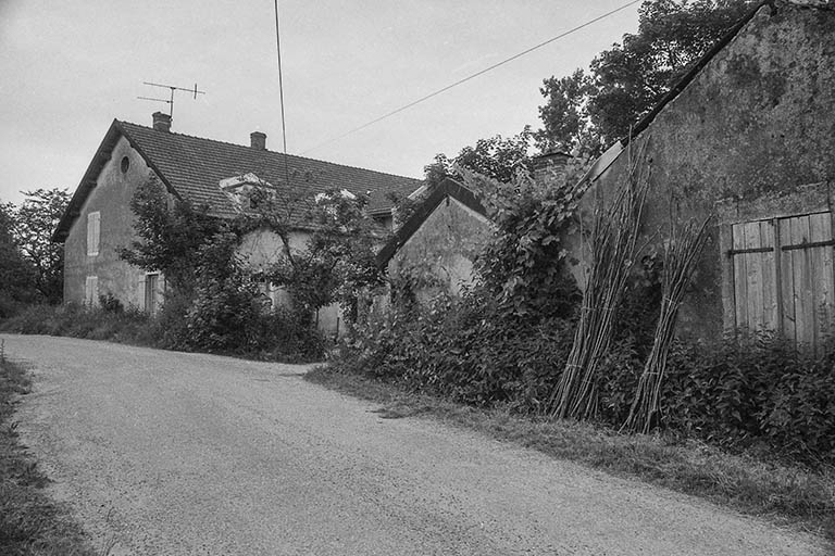 Vue d'ensemble depuis la route. © Bernard Lardière / Région Bourgogne-Franche-Comté, Inventaire du patrimoine - 1981