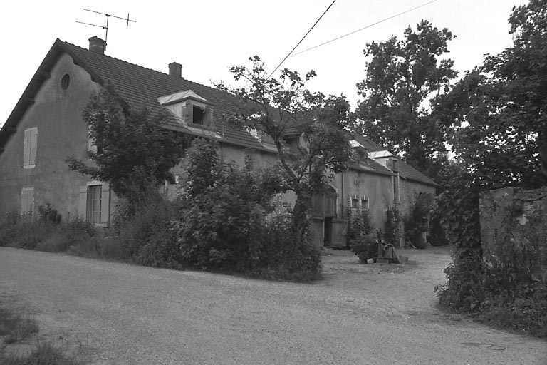 Vue de trois quarts gauche de l'habitation. © Bernard Lardière / Région Bourgogne-Franche-Comté, Inventaire du patrimoine - 1981