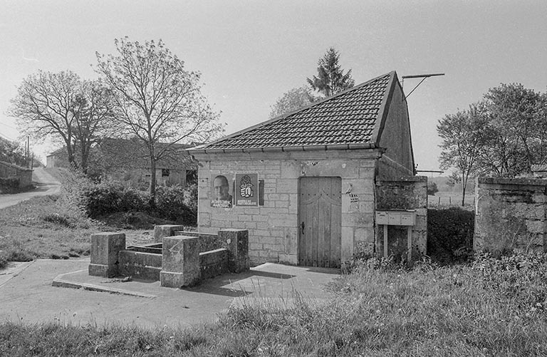 Façade latérale droite. © Bernard Lardière / Région Bourgogne-Franche-Comté, Inventaire du patrimoine - 1981