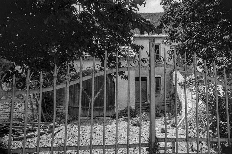Façade antérieure vue depuis la grille d'entrée. © Bernard Lardière / Région Bourgogne-Franche-Comté, Inventaire du patrimoine - 1981